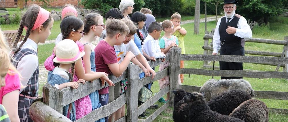 Ferienkinder haben die große Auswahl zwischen Workshops und Kunst, Lesungen, Exkursionen und Marionettenspiel