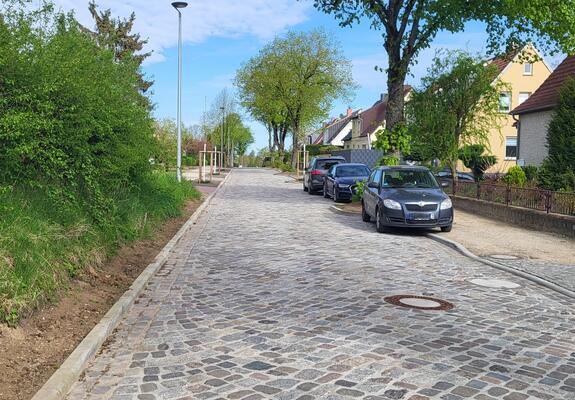 m ersten Bauabschnitt kann man die grundhaft sanierte Straße am Immensoll im Stadtteil Neumühle bereits bewundern, der zweite Bauabschnitt soll bis Herbst fertiggestellt werden. Die Landeshauptstadt saniert die Straße für insgesamt 2,3 Millionen Euro.