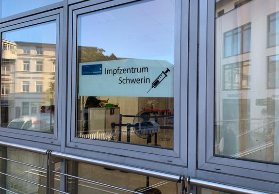 Ab Mittwoch, den 19. Oktober, wird im Impfstützpunkt Schwerin in der Impfsprechstunde ein weiterer neuer Omikron-Booster der Firma Biontech verimpft. Er schützt besser gegen die jetzt dominierenden Subvarianten BA.4 und BA.5.