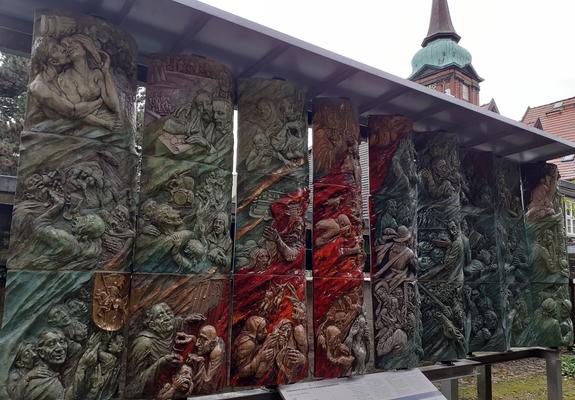 In den Wintermonaten war die die keramische Säule mit 27 Reliefplatten zur Schweriner Geschichte zum Schutz gegen Witterungseinflüsse eingehaust.