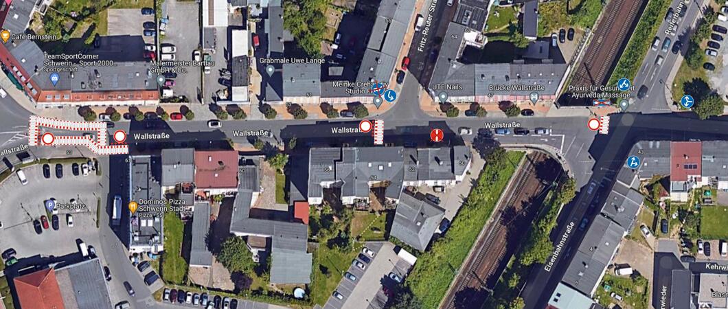 Die Wallstraße bleibt aufgrund der Straßenabsackung voraussichtlich noch bis Ende nächster Woche (3. September)zwischen der Fritz-Reuter-Straße bis zur Parkplatzzufahrt zu den beiden Nahversorgern Rewe und Aldi voll gesperrt, Foto: VLT Schwerin