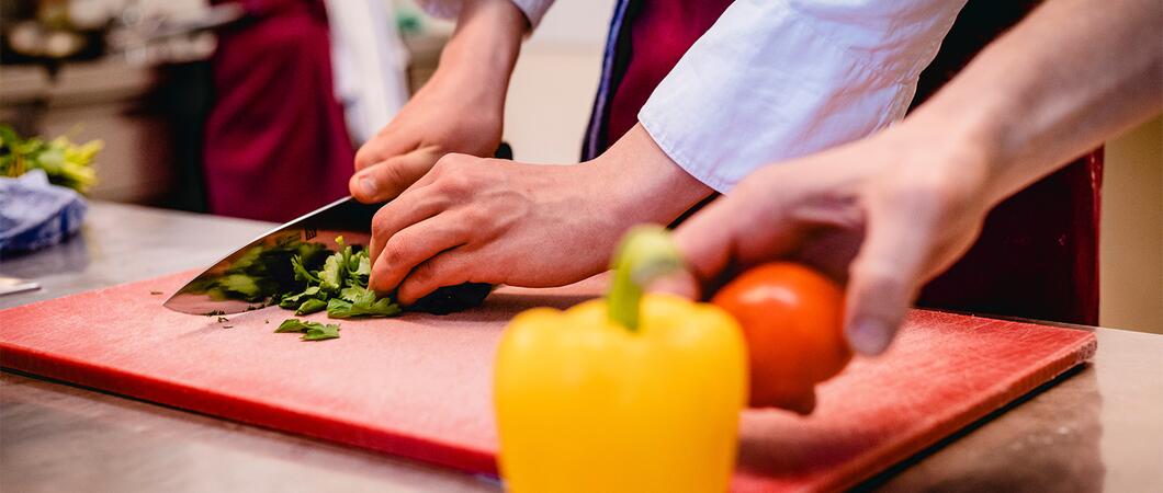 Bei Küchen-Profis sitzt beim Gemüseschneiden jeder Handgriff. Es gibt nur zu wenige, die den Küchen-Job machen wollen, sagt die Gastro-Gewerkschaft NGG, Foto: NGG/Tobias Seifert