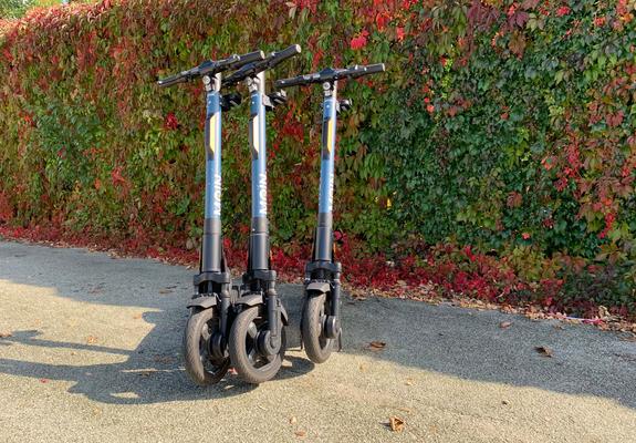 Die Gespräche der Stadt Schwerin mit dem Rostocker Mobilitätsunternehmen Moin haben am Montag die Weichen in Richtung einer einvernehmlichen Lösung zur Nutzung und zum gewerblichen Verleih von E-Rollern in der Landeshauptstadt gestellt.