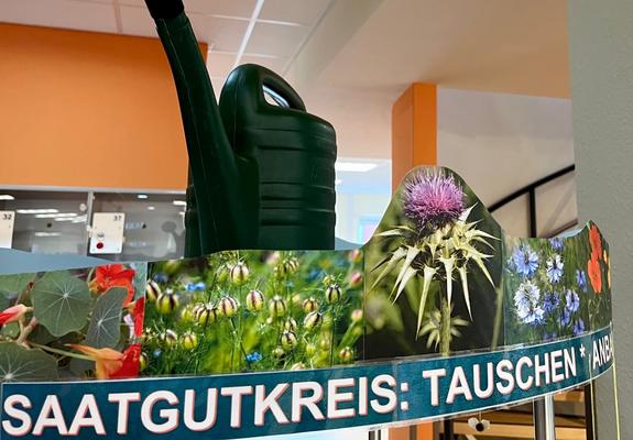 Die Angebotspalette der Stadtbibliothek im Klöresgang 3 in den Schweriner Höfen verbreitert sich: Im Foyer der Hauptstelle wird ab sofort kostenlos Saatgut von Blumen, Kräutern und Gemüse angeboten.
