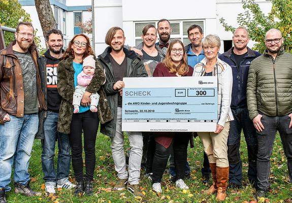 Die frohe Scheckübergabe