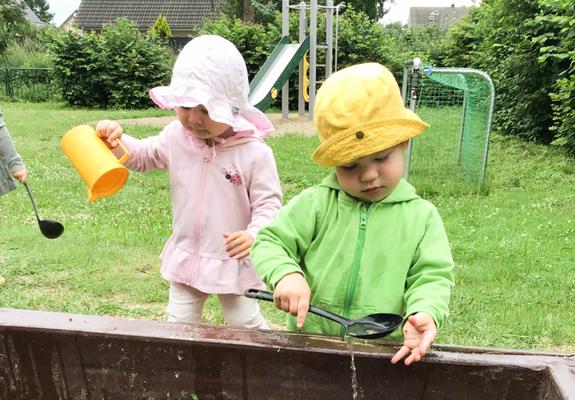 Die älteste Einrichtung der Kita gGmbH besticht durch ihre offene Arbeit, Reggio-Pädagigik und ein riesengroßes Außengelände für die Kinder. Bei zwölf Krippen- und 30 Kindergartenplätzen ist allerdings ein enges Miteinander vorprogrammiert.