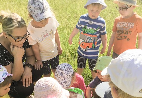 Die moderne Kita mit Platz für 30 Krippen- und 90 Kindergartenkinder ist nach dem Konzept der Reggio-Pädagogik ausgerichtet. Diese setzt darauf, jedes einzelne Kind zu verstehen und es als gleichberechtigten Partner zu begreifen.