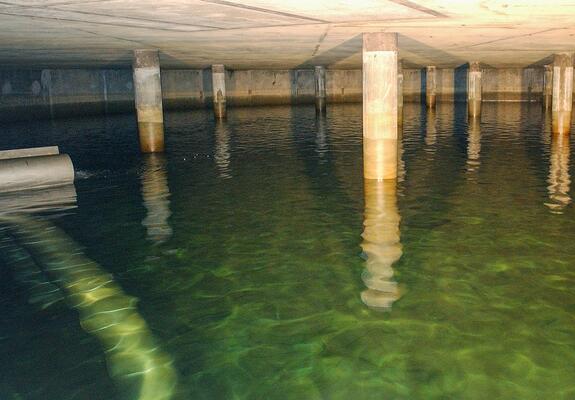 Acht Behälter mit reinem Trinkwasser | Foto: SAE