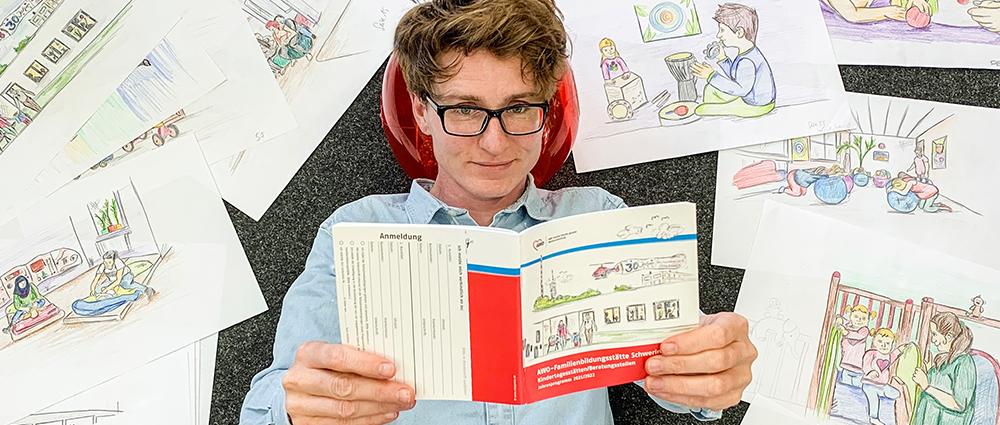 Es ist bunt, dick und doch handlich – das neue Jahresprogramm der Familienbildungsstätte der AWO. Zu bekommen ist es in Kitas, Arztpraxen oder im Stadthaus.