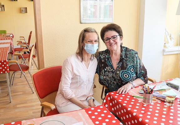 Im großen Speiseraum läuft Schlagermusik, es wird gegessen und gelesen. Ein paar Tische weiter trainiert Pflegekraft Viola Münchow mit Tagesgast Krystyna Robina bei einem Würfelspiel