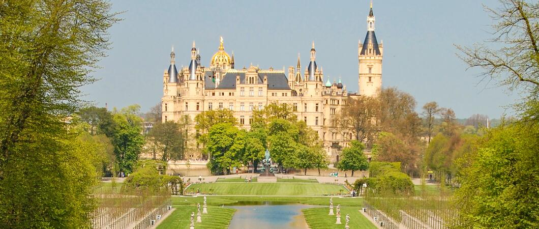 Nachdem Christian Ludwig II. im Jahr 1728 Landesadministrator und 1736 Kaiserlicher Kommissar wurde, verpflichtete er den französischen Hofbaudirektor Jean Laurent Legeay. Er wurde 1748 mit der Erneuerung des Schlossparks beauftragt