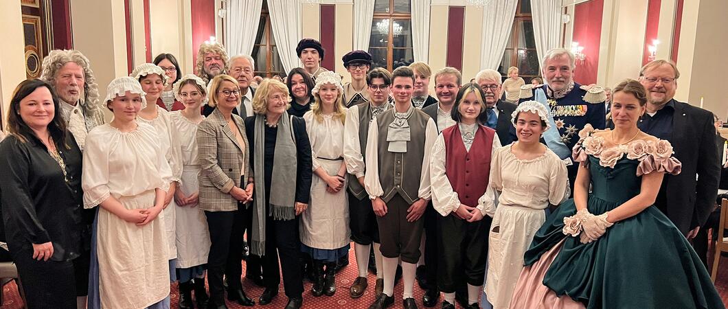 Knapp 100 Gäste folgten der Benefiz-Einladung der Serviceclubs in Schwerin zum Martensmann-Festschmaus in das Schweriner Schloss. 6.700 Euro wurden gespendet