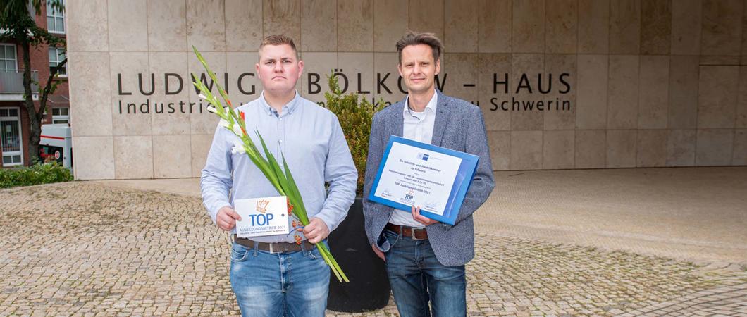 Tom Grap und Tobias Schulze (r.) mit der IHK-Auszeichnung für die WAG
