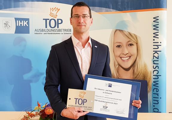Die Schweriner IT- und Servicegesellschaft ist ein verlässlicher Partner für die duale Ausbildung in der Region. Mit dem Titel „Top Ausbildungsbetrieb 2021“ darf das Unternehmen ein weiteres Jahr werben.