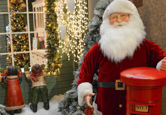 Das Schlosspark-Center mit seiner sieben Meter hohen Tanne und der wunderbaren Deko bringt festlichen Glanz und schafft ein stimmungsvolles Ambiente in der Vorweihnachtszeit.