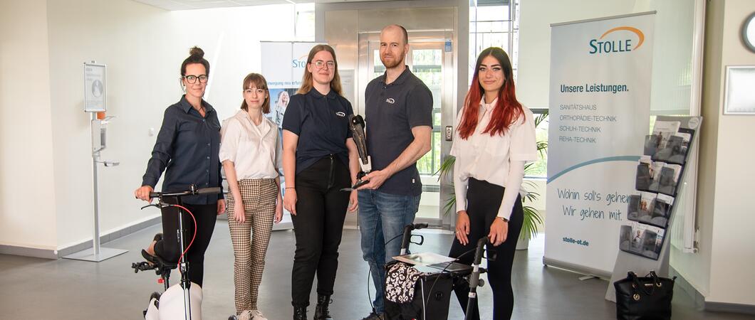 Ausbildungsleiterin Elaine Ost (l.) und Ausbilder Konrad Seeliger (2.v.r.) freuen sich über Engagierte Auszubildende, Foto: STOLLE