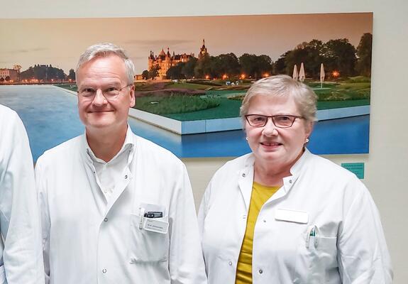 Barbara Annweiler (r.) übergibt die Palliativversorgung in den Helios Kliniken Schwerin an Priv.-Doz. Dr. Johannes Bükki (l.), Foto: Helios