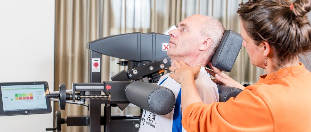 Bei chronischen Rückenbeschwerden steht der langfristige Erfolg erst nach drei bis vier Monaten aktiver Therapie in Aussicht. Diese Zeit kann jedoch weder mit Reha noch mit Physiotherapie-Verordnungen abgedeckt werden.