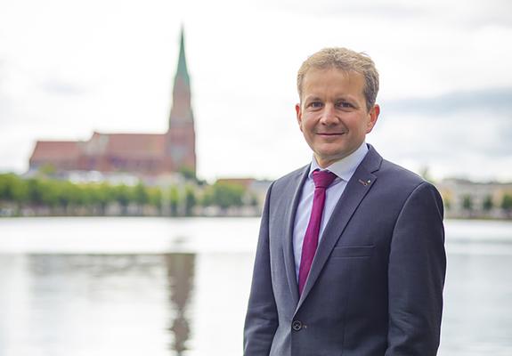 In den vergangenen Jahren wurde Schwerin weitestgehend von Krisen, Katastrophen und deren Auswirkungen verschont. Trotzdem treibt die Stadt, auch im gesetzlichen Auftrag, ihre Bemühungen im Katastrophenschutz weiter voran.