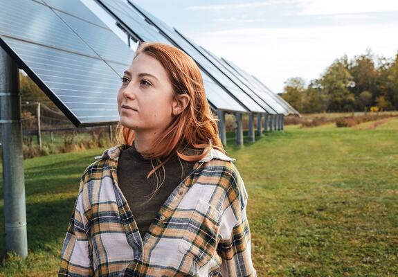 Ob der Aufbau einer eigenen Solaranlage auf dem Balkon oder diverse Maßnahmen zum Energiesparen – aktuell orientieren sich viele Menschen mit Blick auf den Klimawandel und den eigenen Geldbeutel neu.