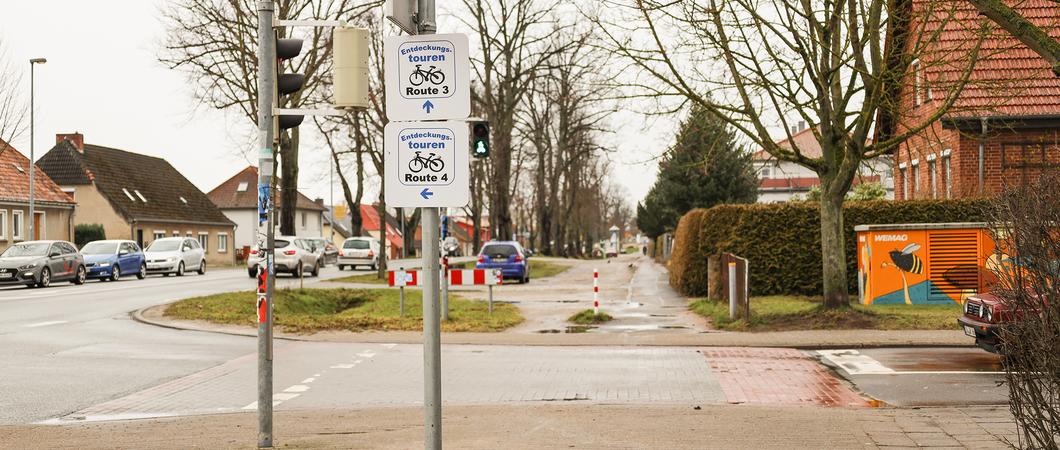 Die Schilder mit dem Wegweiser zu den „Entdeckungstouren” wirken hier fast wie Satire.