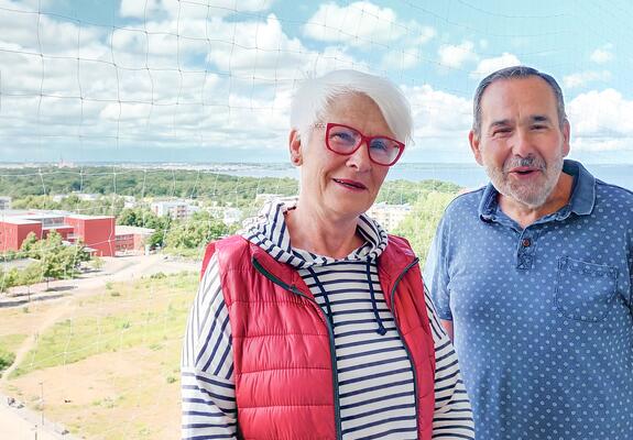 Evelyn und Wolfgang Zimmermann wohnen seit 40 Jahren in ihrer Wohnung mit Ausblick über die Stadt