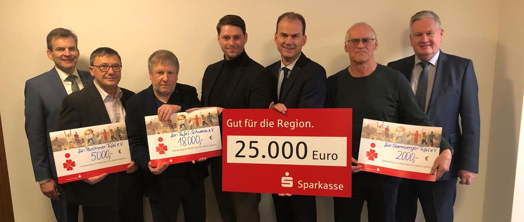 Die Vorstandsmitglieder der Sparkasse Mecklenburg-Schwerin übergaben die Spenden an die Vertreter der Tafeln aus Schwerin, Parchim und Sternberg, Foto: SPK/Ann-Kristin Granitza