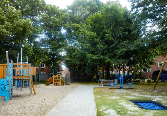 Seit dem ersten Juli-Wochenende ist er endlich eröffnet, der neue Spielplatz in der Geibelstraße. Bereits 2021 beteiligte der Eigenbetrieb SDS – Stadtwirtschaftliche Dienstleistungen Schwerin Kinder und Jugendlichen bei der Neugestaltung des Spielplatzes.