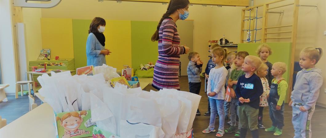 Die Leiterin des Kinder- und Jugendzahnärztlichen Dienstes Jasmine von Gadow und Prophylaxefachassistentin Liane Riese mit Kindern der „Dreescher Zwergstätten“