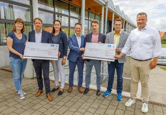 V.l.n.r.: Silke Schönrock, Hanno Nispel, Madlen Schult, Dr. André Nientiedt, Karsten Schultz, Karsten Arndt und Sebastian Ehlers bei der Spendenübergabe