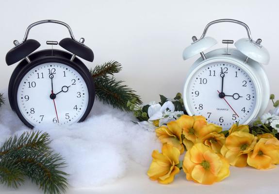 Von Sommerzeit auf Winterzeit – heute ist es wieder soweit. Doch die Zeitumstellung hat für viele Menschen unschöne Nebenwirkungen