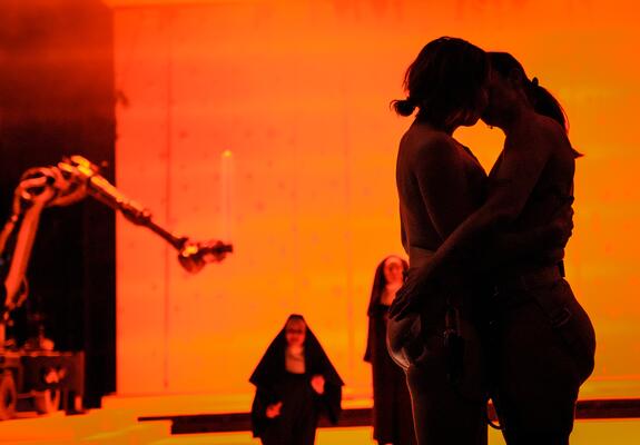 Die Choreografin und Performancekünstlerin Florentina Holzinger hat mit dem Mecklenburgischen Staatstheater, der Staatsoper Stuttgart, den Wiener Festwochen sowie der Volksbühne am Rosa-Luxemburg-Platz Berlin, Opera Ballet Vlaanderen, Julidans Amsterdam