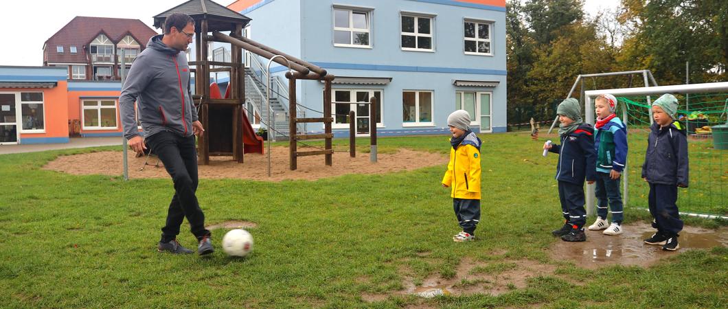 Da leuchteten die Kinderaugen, als Aurel Witt von den Stadtwerken Schwerin höchstpersönlich mit den Kindern der Kita „Reggio Emilia“ Fußball spielte und auf die neuen Tore schoss.
