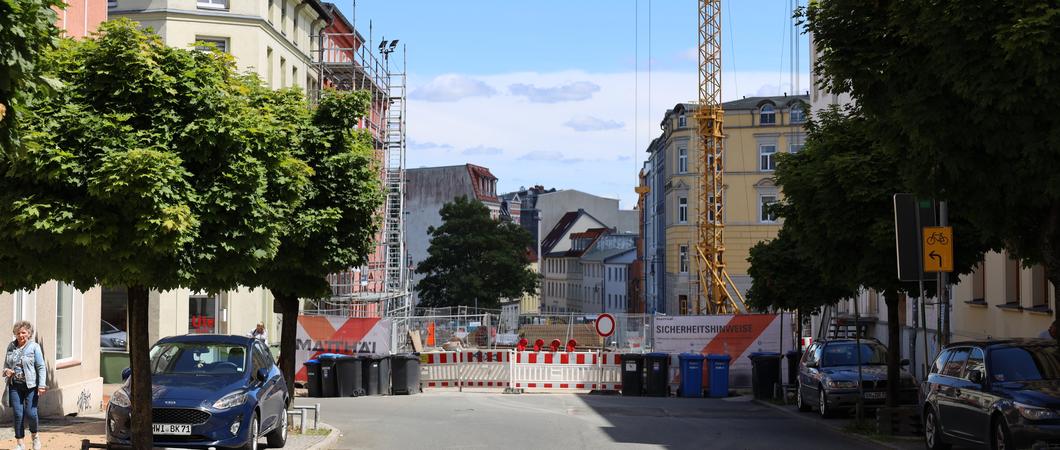 Die vergangenen Wochen auf der komplexesten Baustelle der Landeshauptstadt waren geprägt von Arbeiten an den Gleisen der Deutschen Bahn. Diese müssen noch bis Ende August tiefergelegt werden.