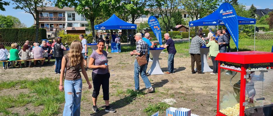 Knapp 70 Anwohnerinnen und Anwohner kamen zum Glasfaser-Fest in Lankow