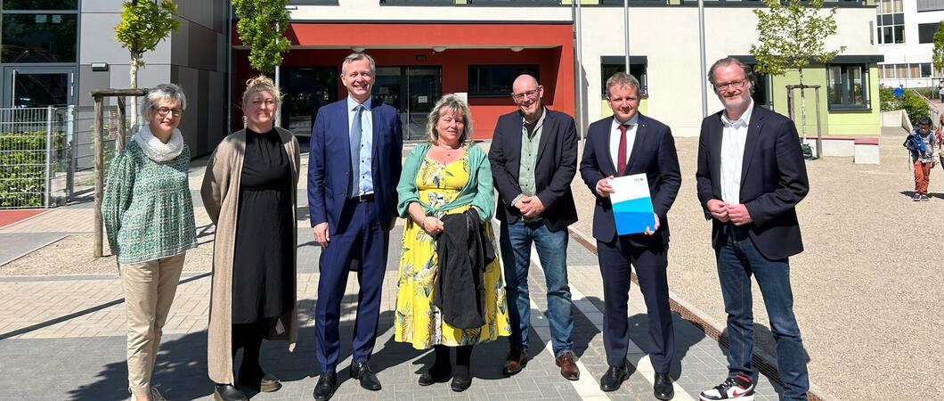 Bei bestem Wetter übergab heute (8. Mai 2024) Finanzminister Dr. Heiko Geue vor Ort eine Sonderbedarfszuweisung für einen Hortneubau der Grundschule John Brinckman an Oberbürgermeister Dr. Rico Badenschier