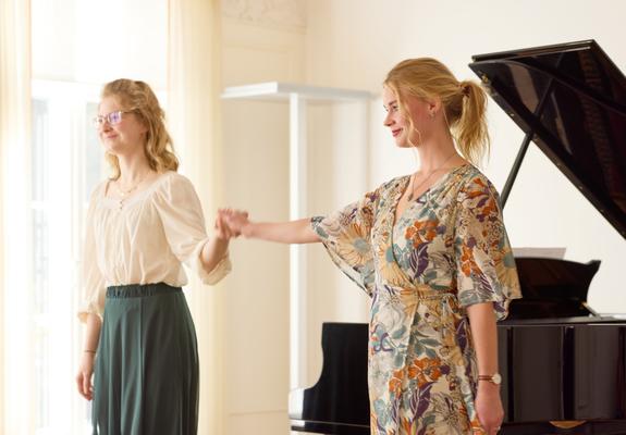 Hannah Hauser (l.) und Theresa Zschunke treten beim Konzert im Konservatorium auf, Foto: Oliver Borchert