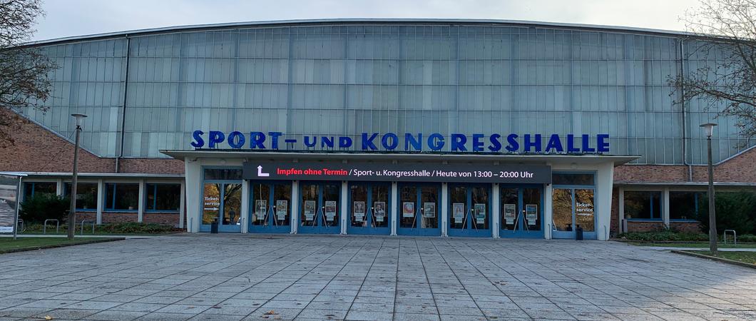 Der Impfstützpunkt Schwerin in der Sport- und Kongresshalle bietet ab dieser Woche für das offene Impfen ohne Terminvergabe auch für Auffrischimpfungen bis auf Weiteres wöchentlich jeweils mittwochs und freitags verlängerte Öffnungszeiten an.