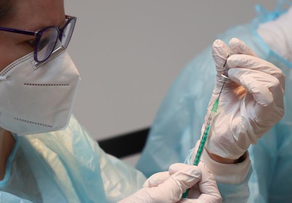 Ab Dienstag, dem 1. März können sich Bürgerinnen und Bürger in Schwerin mit dem Novavax-Impfstoff immunisieren lassen. Der Impfstoff Nuvaxovid von Novavax wird von der Ständigen Impfkommission für alle Personen ab 18 Jahren empfohlen.
