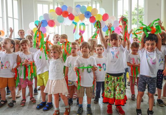 Nach dem 20. Geburtstag der Kita „Reggio Emilia“ und der Kita „Löwenzahn“ feierte bereits die dritte Einrichtung der Kita gGmbH in diesem Jahr ein Jubiläum – die Kita „Flitzebogen“. 1954 eröffnete der damalige Neubau am Rande der Weststadt.
