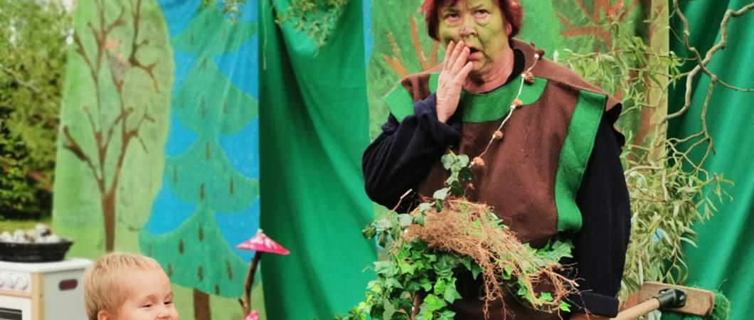Schon von weitem war das Kinderlachen zu hören, gepaart mit Musik und der Hupe des Polizeiautos, das die kleinen „Waldgeister” bestaunen durften. Als dann noch der Feuerwehrwagen um die Ecke bog, gab es kein Halten mehr.