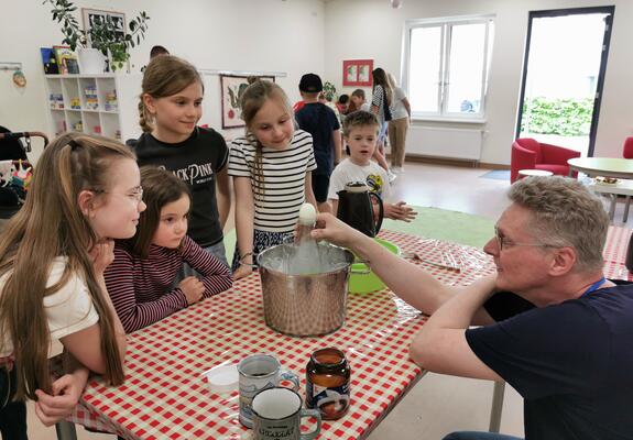 „Du musst das fühlen“, erläutert Lucian und leitet die interessierten Kinder für das Forschungsprojekt der schwebenden Gabel an. Dafür steckt der Zehnjährige eine Münze zwischen die Zinken zweier Gabeln und legt das Geldstück dann auf einen Glasrand.