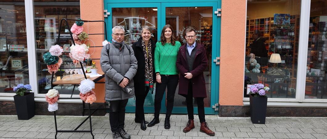 Fachdienstleiter Stadtentwicklung und Wirtschaft Andreas Thiele, Centermanagerin Schweriner Höfe Doreen Hopp und Citymanager Stefan Purtz (v.l.n.r.) werden von Luise Gronostey durch den neuen Woll- und Kreativladen geführt