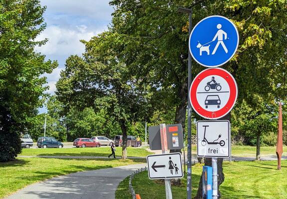An beliebten „Gassirunden“ wie dem Pfaffenteich wurden Hinweisschilder zum Leinenzwang angebracht, Foto: maxpress