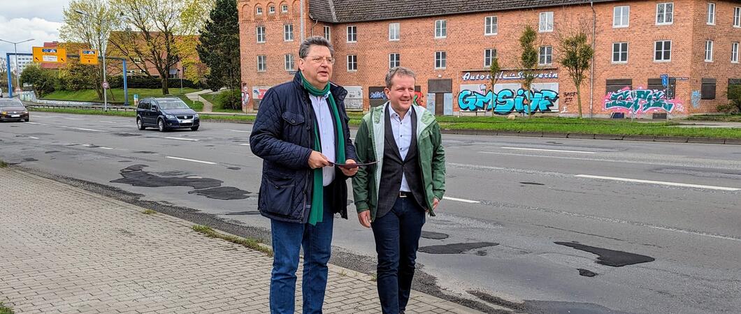 Die Ludwigsluster Chaussee ist in einem sichtbar schlechten Zustand. Nach jeder Frostperiode müssen durch den Eigenbetrieb Stadtwirtschaftliche Dienstleistungen Schwerin (SDS) neue Löcher und Risse gestopft