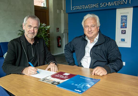 Wer den Blick durch die großen Glasfenster der Dom-Station der Stadtwerke Schwerin schweifen lässt, sieht das älteste Gebäude der Schweriner Welterbe-Bewerbung – den Dom. Am vergangenen Mittwoch präsentierten der Welterbe Förderverein und die Stadtwerke