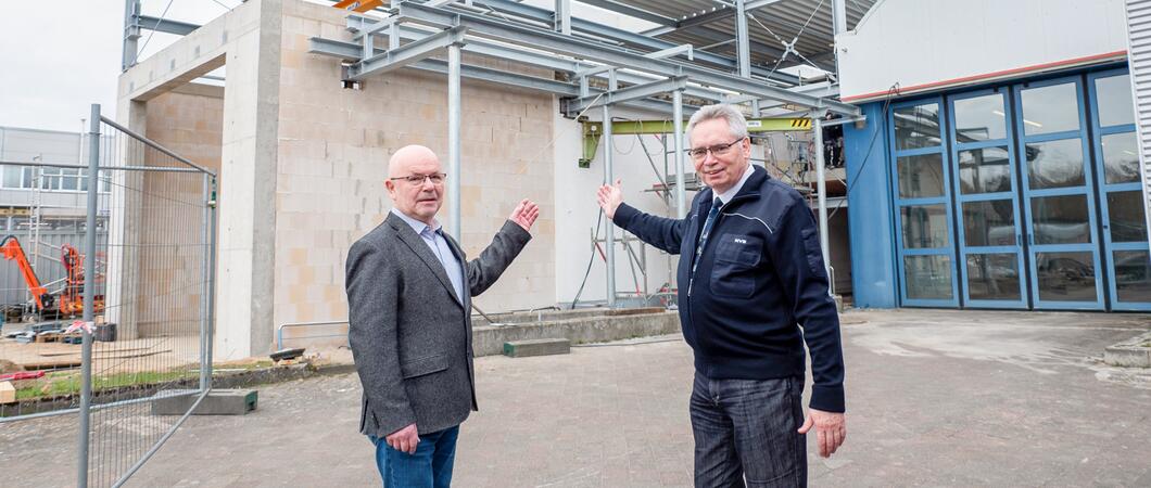 Auf dem Betriebshof Haselholz entsteht ein neuer Arbeitsplatz – eine Bühne, um den E-Bussen buchstäblich aufs Dach zu steigen.