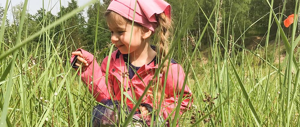 Wer denkt, hier werden allein die Erzählbücher aufgeklappt und ständig vorgelesen, der irrt: Die „Märchenkita“ macht viel mehr. Die Kinder lernen Verse, Finger-, Sing- und Tanzspiele und erforschen alles um sie herum mit allen Sinnen.