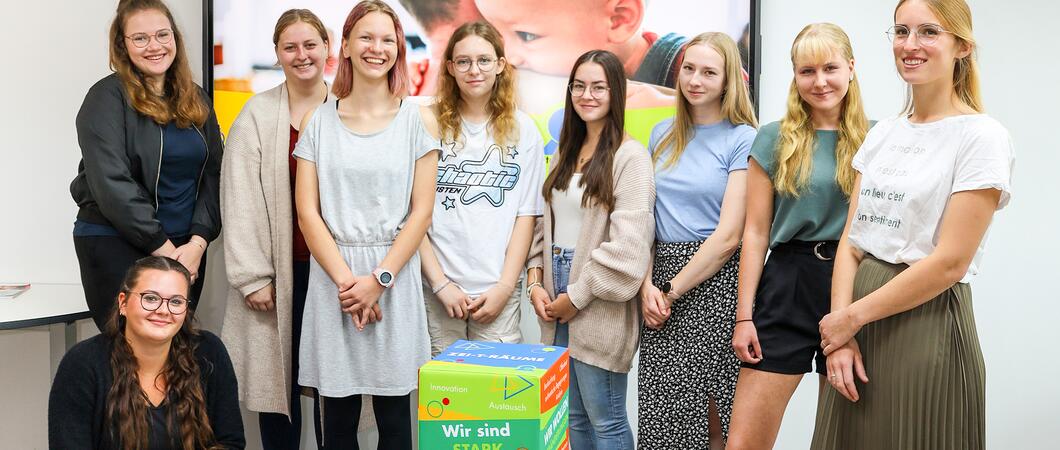 Direkt als Kollege eingebunden sein, Verantwortung übernehmen, aber durch ein Mentorenprogramm stets Sicherheit haben – das ist das Erfolgsrezept für die Auszubildenden der Kita gGmbH auf dem Weg zur pädagogischen Fachkraft. Zehn neue Azubis sind dabei.
