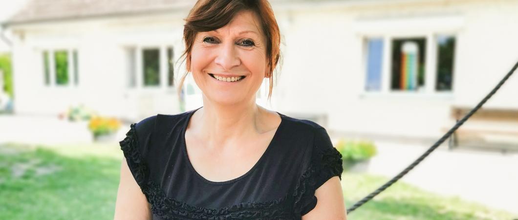 Dort, wo jetzt der Krippenraum ist, war früher das Klassenzimmer einer Schule. Und Ricarda Venzke (Foto), die heute als Pädagogische Fachkraft den Alltag der „Plappermäulchen“ begleitet, hat genau dort als Erstklässlerin am Pult gesessen